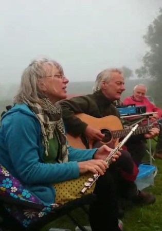 This image has an empty alt attribute; its file name is camp-fire2.jpg